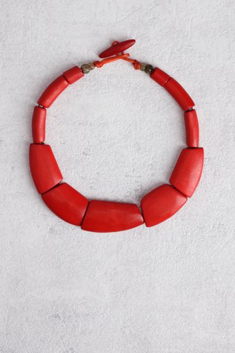 Voorkant van Rode ketting met grote vormstukken door Liberty Island voor Dames