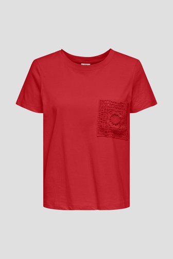 Voorkant van Rode T-shirt met crochet borstzak door JDY voor Dames