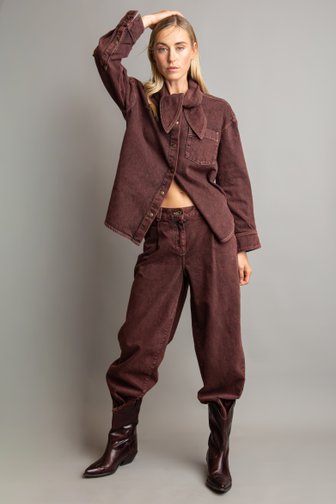 Roestrode jeansblouse met sjaaltje