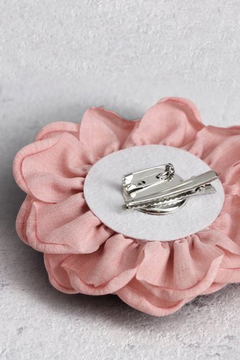 Voorkant van Roze bloemvormige broche door Liberty Island voor Dames