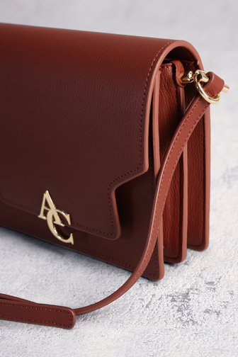 Le devant de Sac à bandoulière brun rouge à logo doré de AC by Annelien Coorevits pour Femmes
