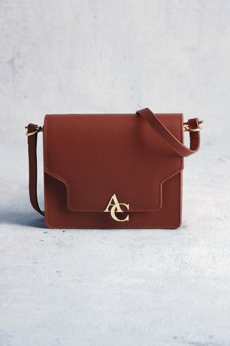 Le devant de Sac à bandoulière brun rouge à logo doré de AC by Annelien Coorevits pour Femmes