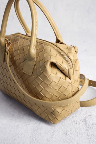 Le devant de Sac à main beige tressé aspect cuir de Liberty Island pour Femmes