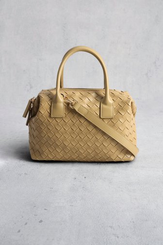Le devant de Sac à main beige tressé aspect cuir de Liberty Island pour Femmes