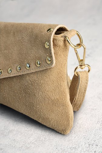 Le devant de Sac bandoulière beige en suède avec clous dorés de Louise pour Femmes