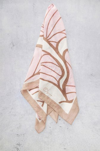 Voorkant van Sjaaltje met golvende print in roze en beige door Opus voor Dames