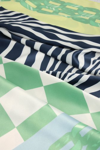 Voorkant van Sjaaltje met groen-blauwe grafische print door Liberty Island voor Dames