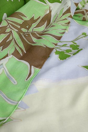 Voorkant van Sjaaltje met groen-bruine bladerprint door Libelle voor Dames