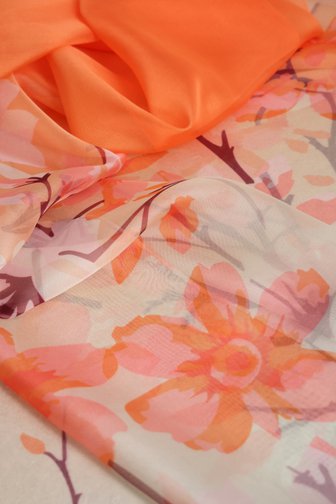 Voorkant van Sjaaltje met oranje bloemenprint door Liberty Island voor Dames