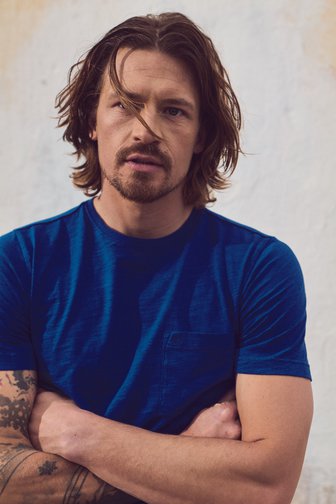 T-shirt bleu à col rond de Ravøtt pour Hommes