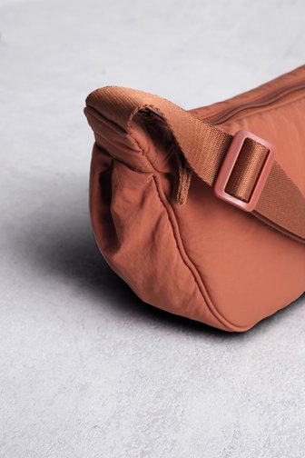 Voorkant van Terracotta-bruine nylon crossbodytas  door Liberty Loving nature voor Dames