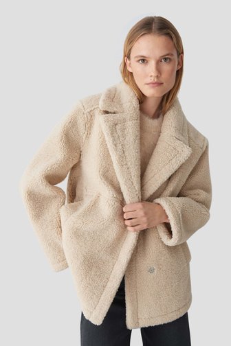 Le devant de Veste courte beige en fausse fourrure  de Opus pour Femmes