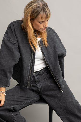 Le devant de Veste en jean grise effet délavé de Murielle Victorine Scherre pour Femmes