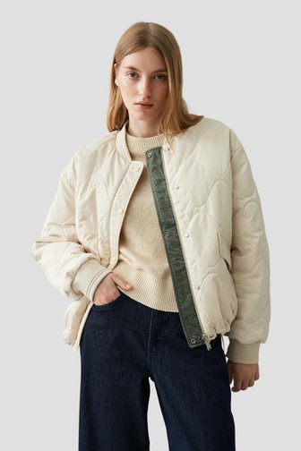 Le devant de Veste matelassée réversible – beige et vert de Opus pour Femmes