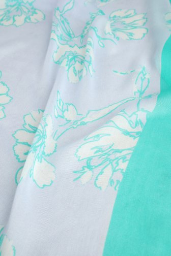 Voorkant van Vierkant sjaaltje met bloemenmotief  door Libelle voor Dames