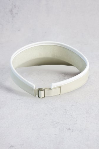 Le devant de Visière beige avec détails blancs de Dansaert Golf Club pour Femmes