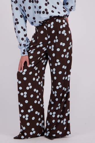 Voorkant van Wijde bruine broek met lichtblauwe stippenprint door D'Auvry voor Dames