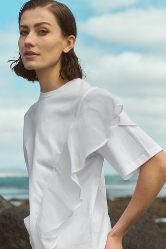 Wit T-shirt met volant en korte mouwen van Louise voor Dames