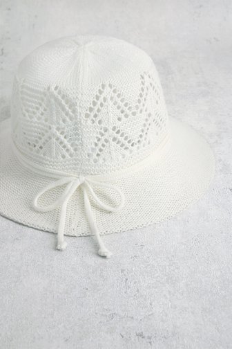 Voorkant van Witte gehaakte hoed met strikdetail door Modeno voor Dames
