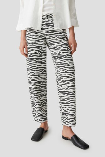 Voorkant van Witte jeans met zebraprint - Barrel fit door Opus pants voor Dames