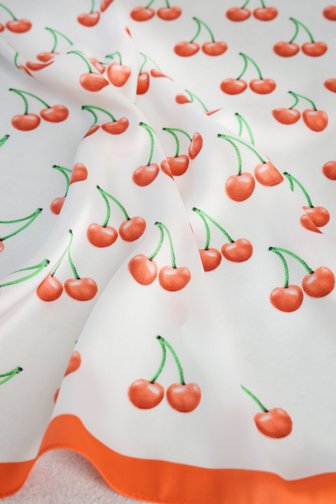 Voorkant van Witte sjaal met kersenprint door Liberty Island voor Dames