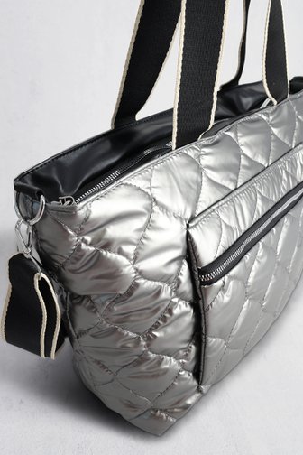 Voorkant van Zilveren schoudertas met doorgestikt motief door Liberty Island voor Dames