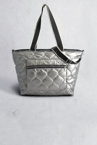 Voorkant van Zilveren schoudertas met doorgestikt motief door Liberty Island voor Dames