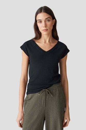 Voorkant van Zwart fijn geribd T-shirt door Opus voor Dames