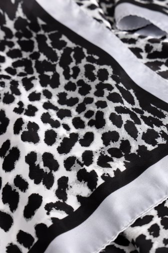 Voorkant van Zwart-grijs sjaaltje met luipaardprint door Liberty Island voor Dames