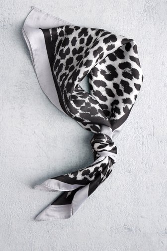 Voorkant van Zwart-grijs sjaaltje met luipaardprint door Liberty Island voor Dames