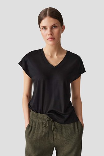 Voorkant van Zwart T-shirt met V-hals  door Opus voor Dames