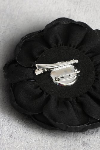 Voorkant van Zwarte bloemvormige broche door Liberty Island voor Dames