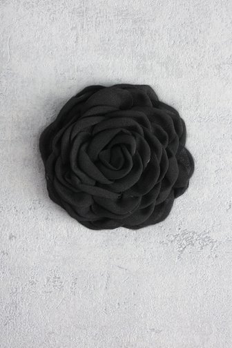 Voorkant van Zwarte bloemvormige broche door Liberty Island voor Dames