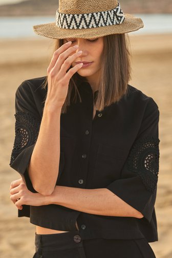 Zwarte cropped blouse met gehaakt detail van Louise voor Dames
