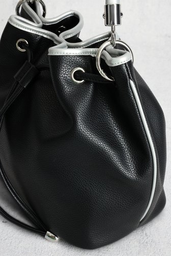 Voorkant van Zwarte handtas met zilveren riem door Liberty Island voor Dames