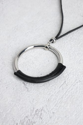 Voorkant van Zwarte ketting in leather look  door Liberty Island voor Dames