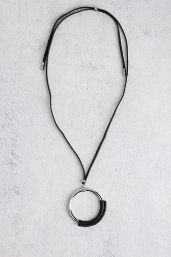 Voorkant van Zwarte ketting in leather look  door Liberty Island voor Dames