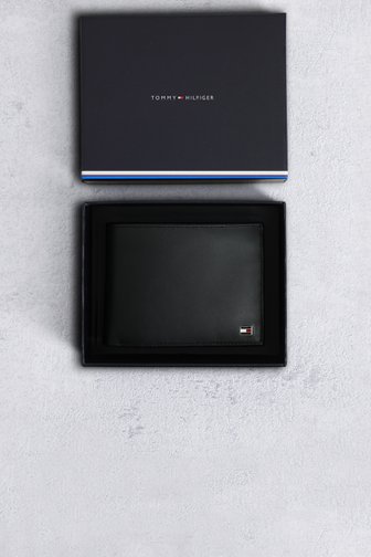 Voorkant van Zwarte lederen portemonnee  door Tommy Hilfiger voor Heren