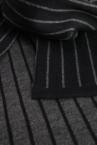 Voorkant van Zwarte sjaal met grijs gestreept patroon door Liberty Island voor Heren