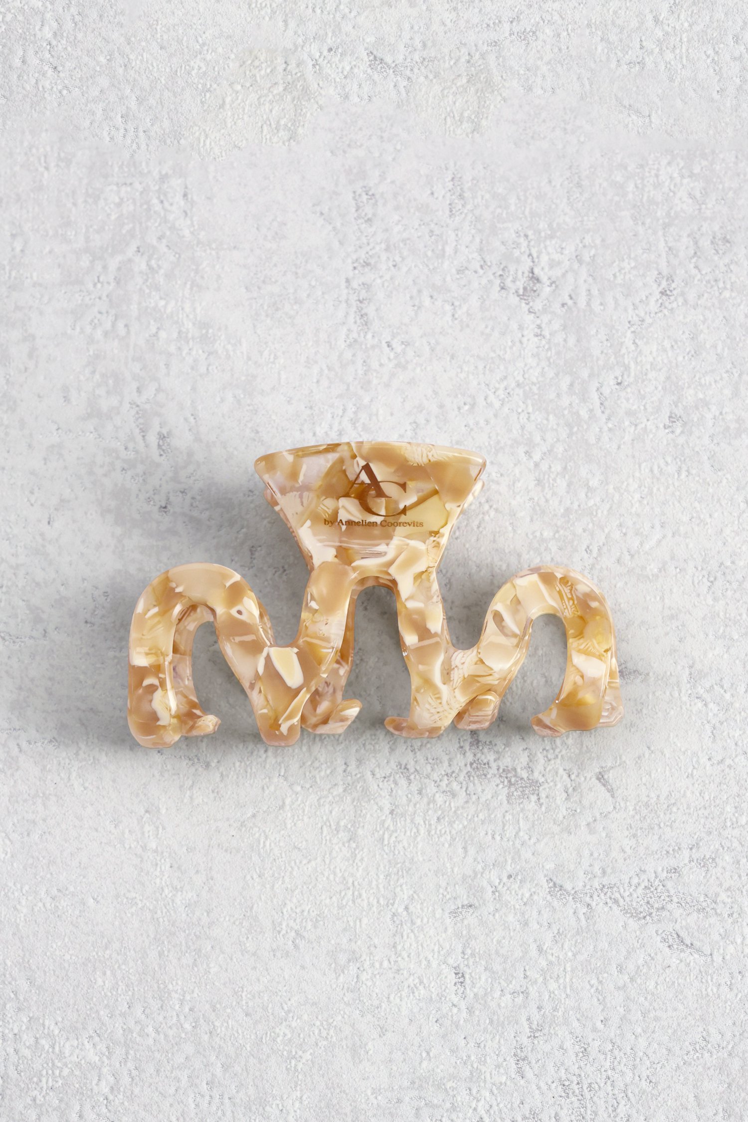 Le devant de Barrette beige effet marbré de AC by Annelien Coorevits pour Femmes