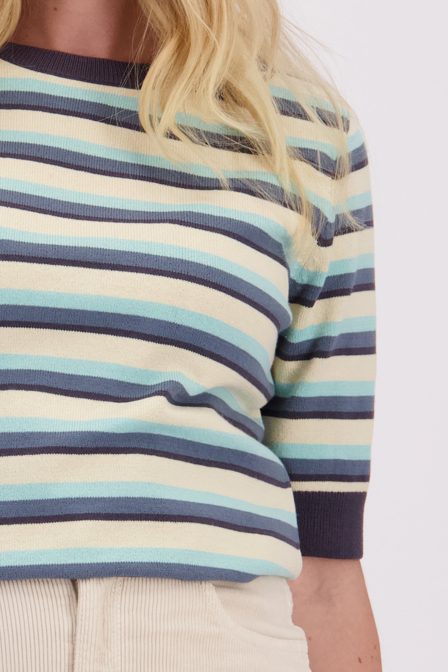 Detail van Beige-blauw gestreepte trui met korte mouwen door Libelle voor Dames