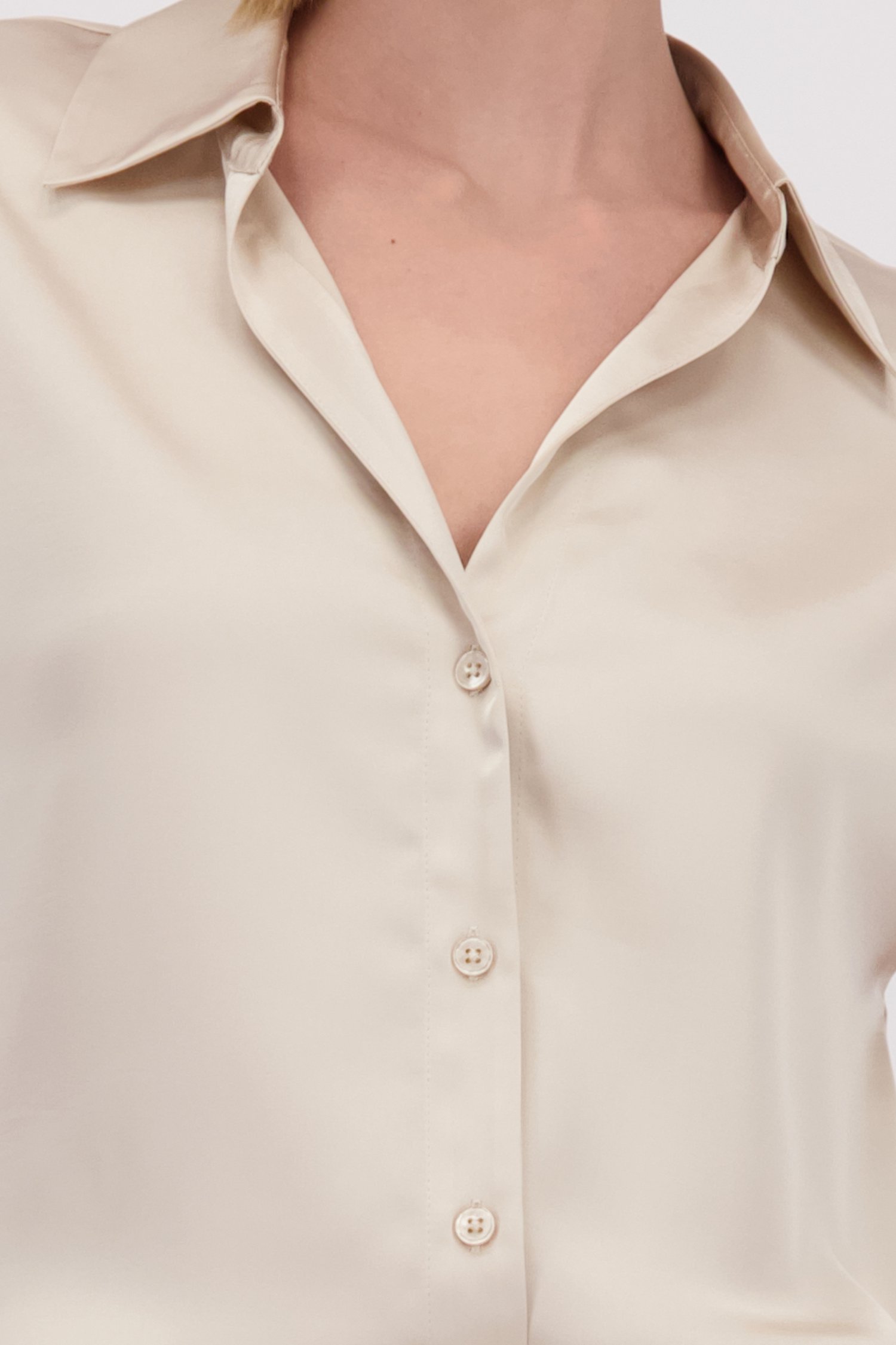 Detail van Beige blouse in glansstof door D'Auvry voor Dames