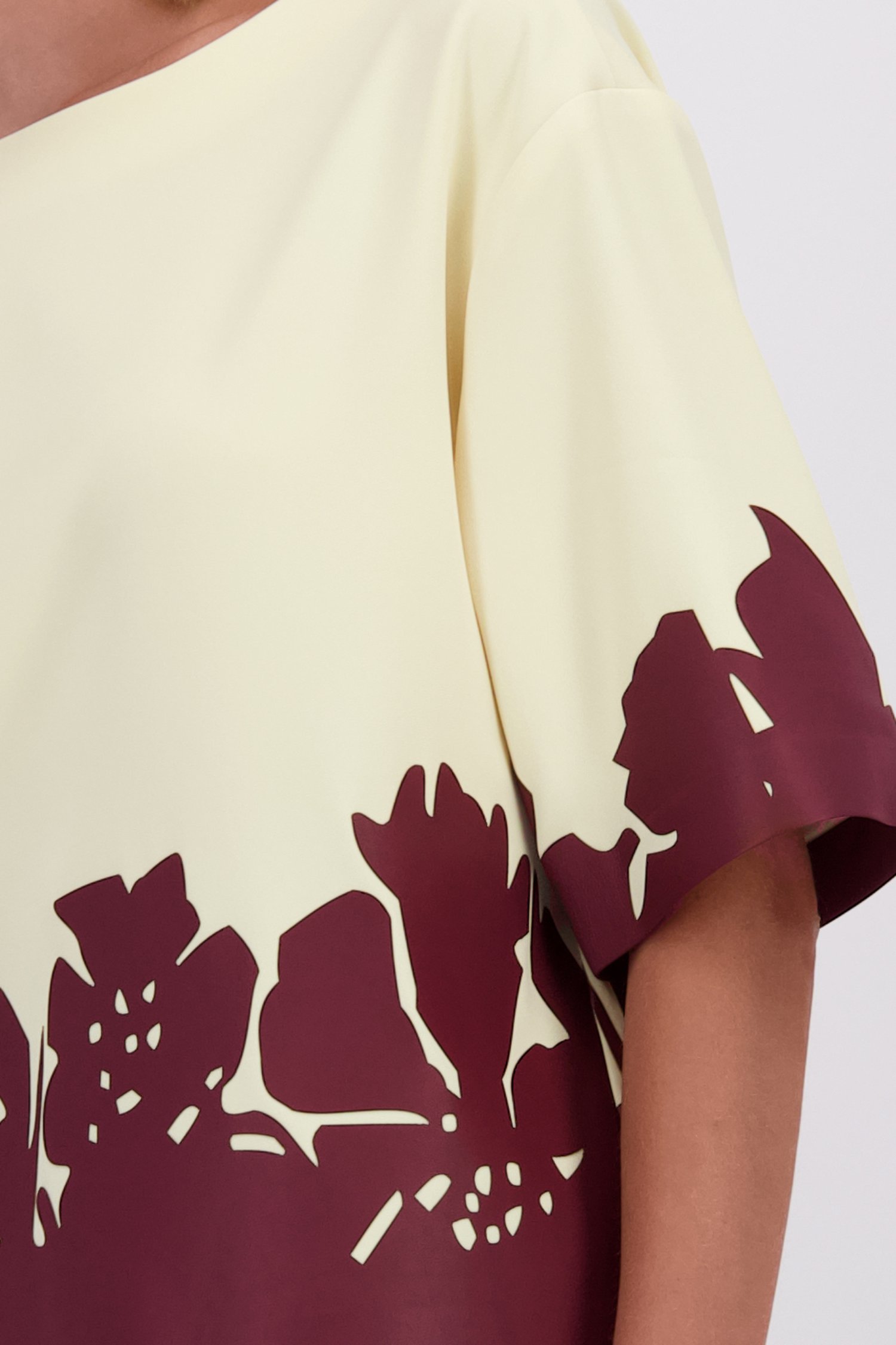 Detail van Beige blouse met bordeaux leather look print door D'Auvry voor Dames
