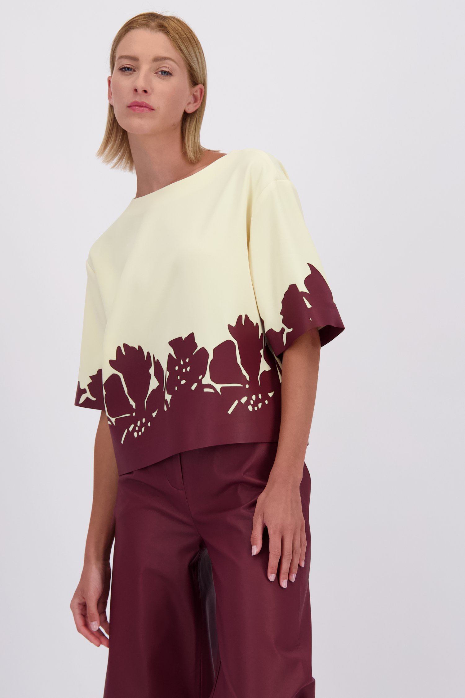 Voorkant van Beige blouse met bordeaux leather look print door D'Auvry voor Dames