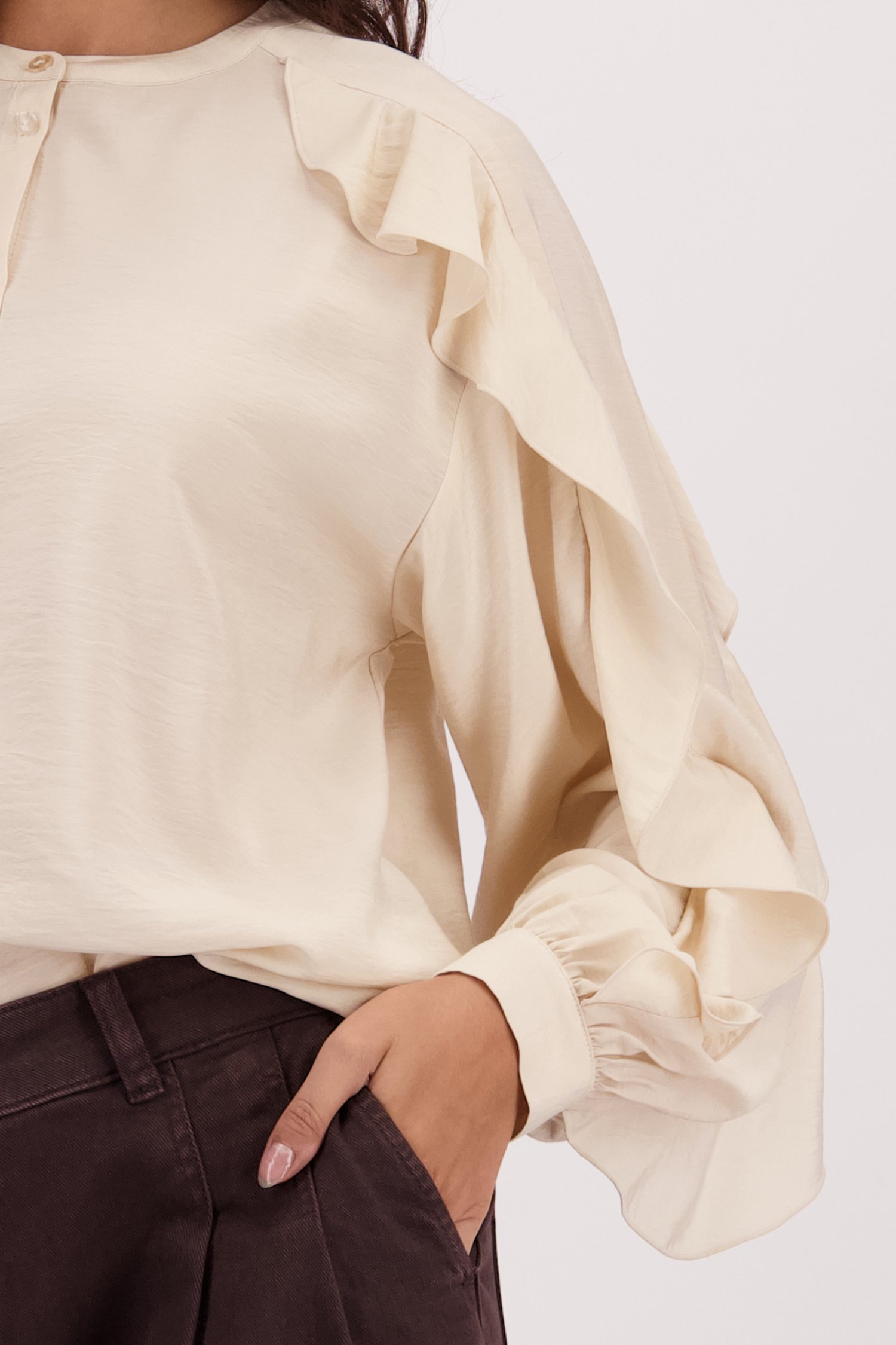Detail van Beige blouse met rushes door Louise voor Dames