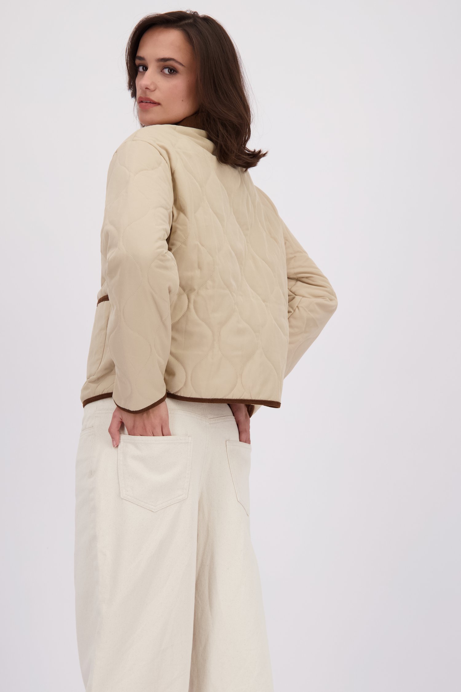 Achterkant van Beige doorgestikte jas met bruine afwerking door JDY voor Dames