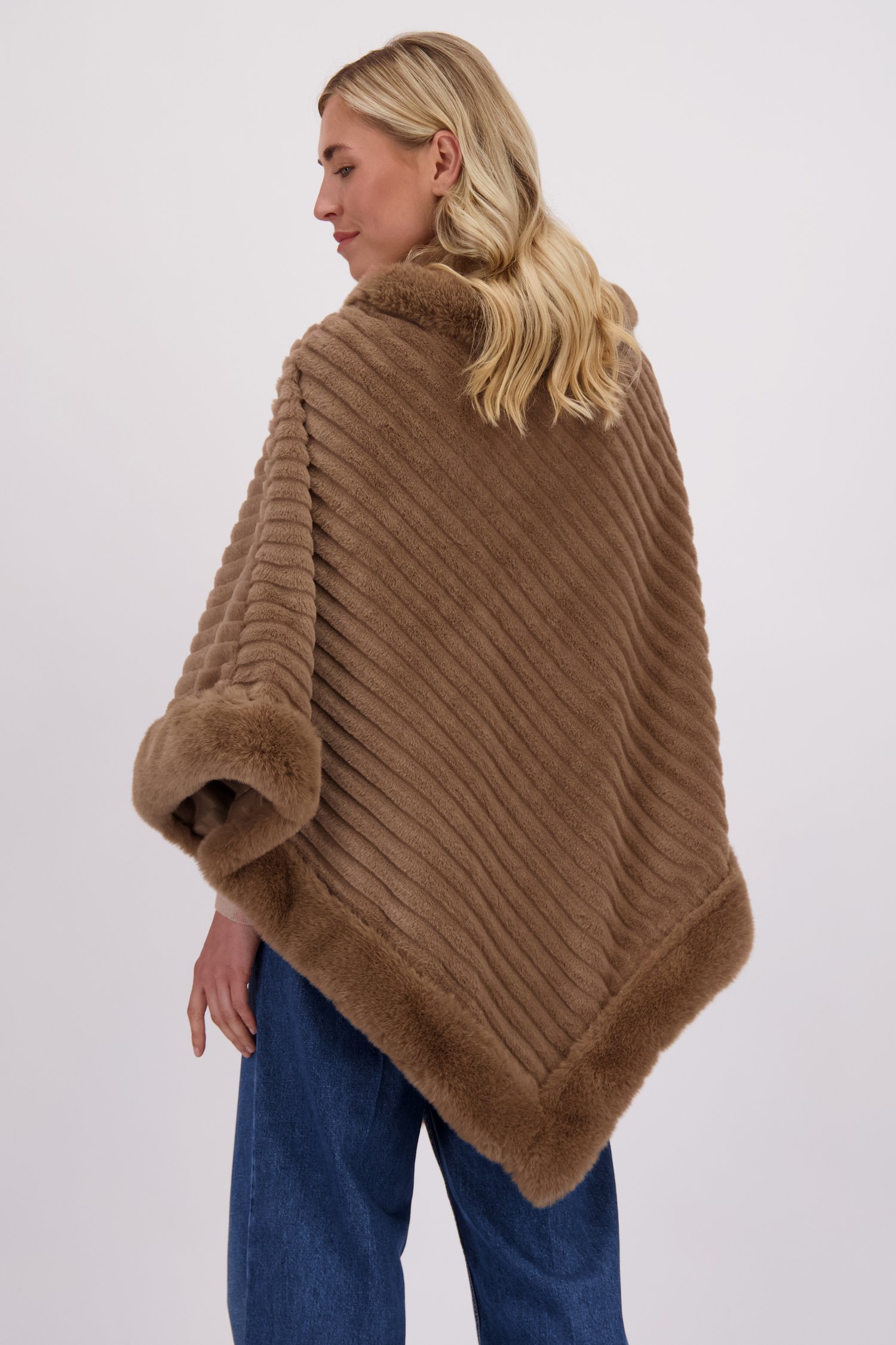 Achterkant van Beige faux fur poncho door Liberty Island voor Dames