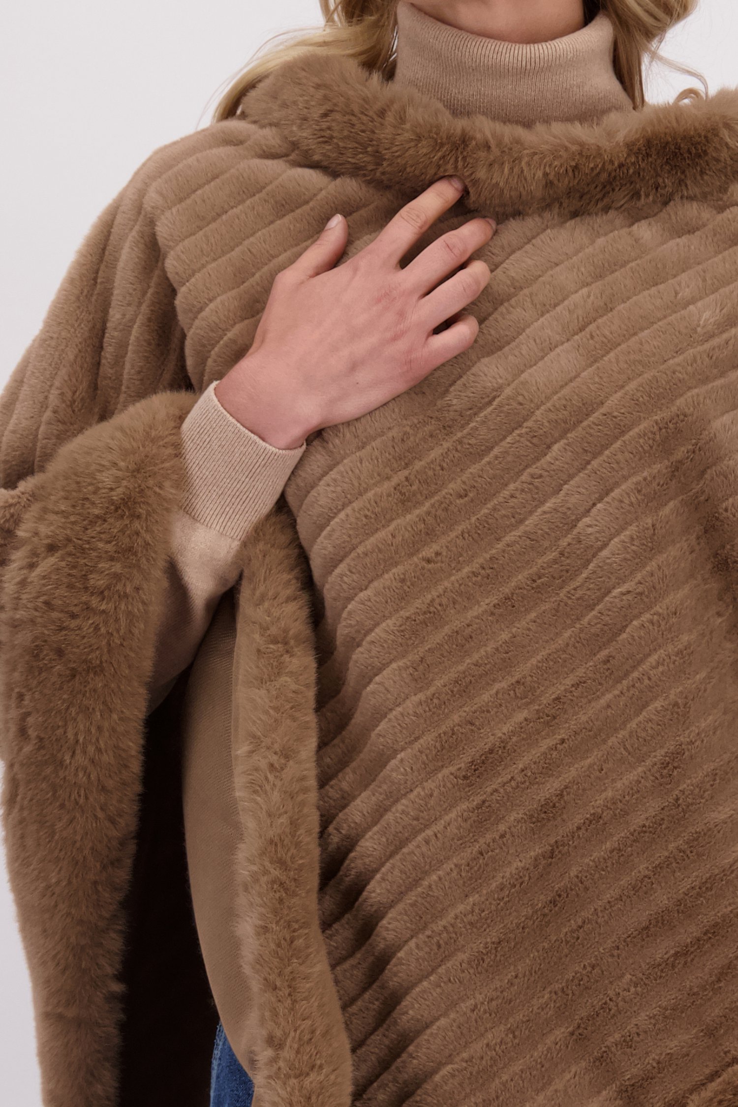 Detail van Beige faux fur poncho door Liberty Island voor Dames