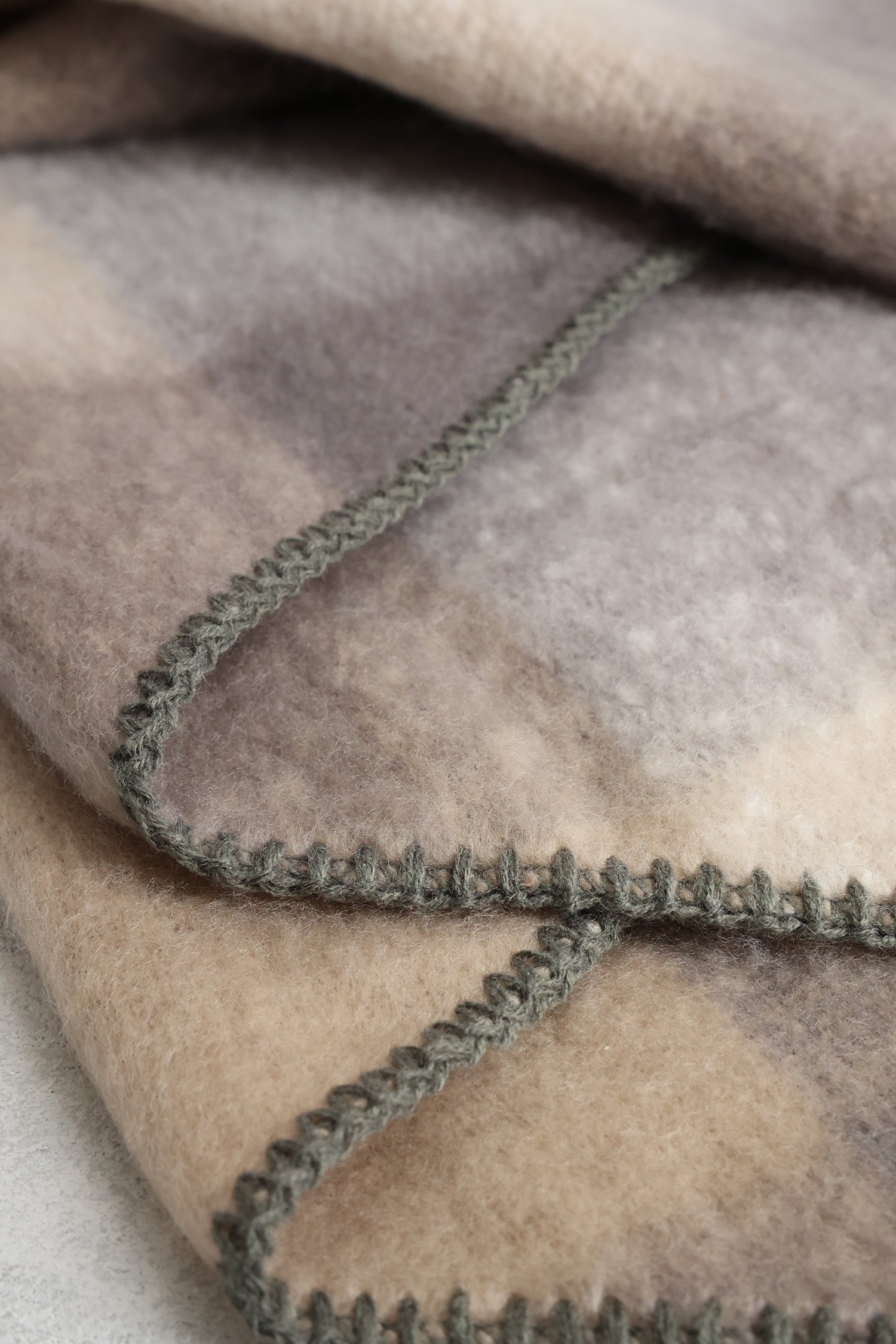 Productfoto 1 van Beige - grijs sjaal met gestreept motief door Liberty Island voor Dames