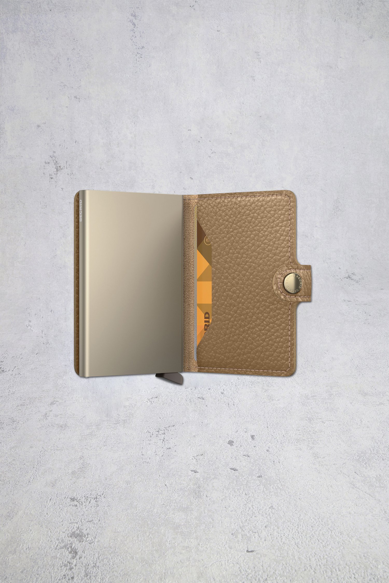 Detail van Beige lederen kaarthouder - Miniwallet Pebble door Secri voor Dames